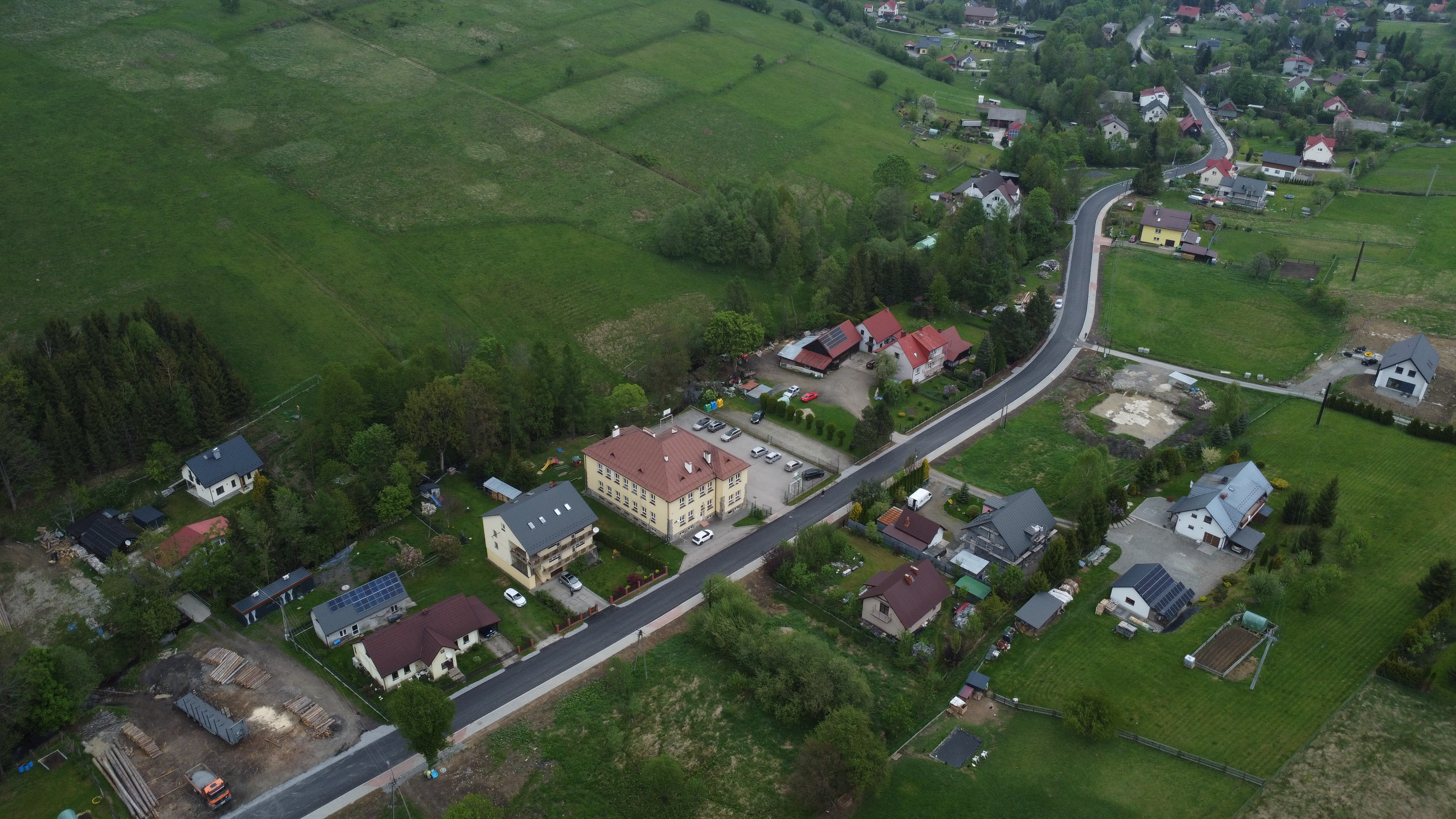 Obraz przedstawiający REMONT DROGI POWIATOWEJ W LACHOWICACH