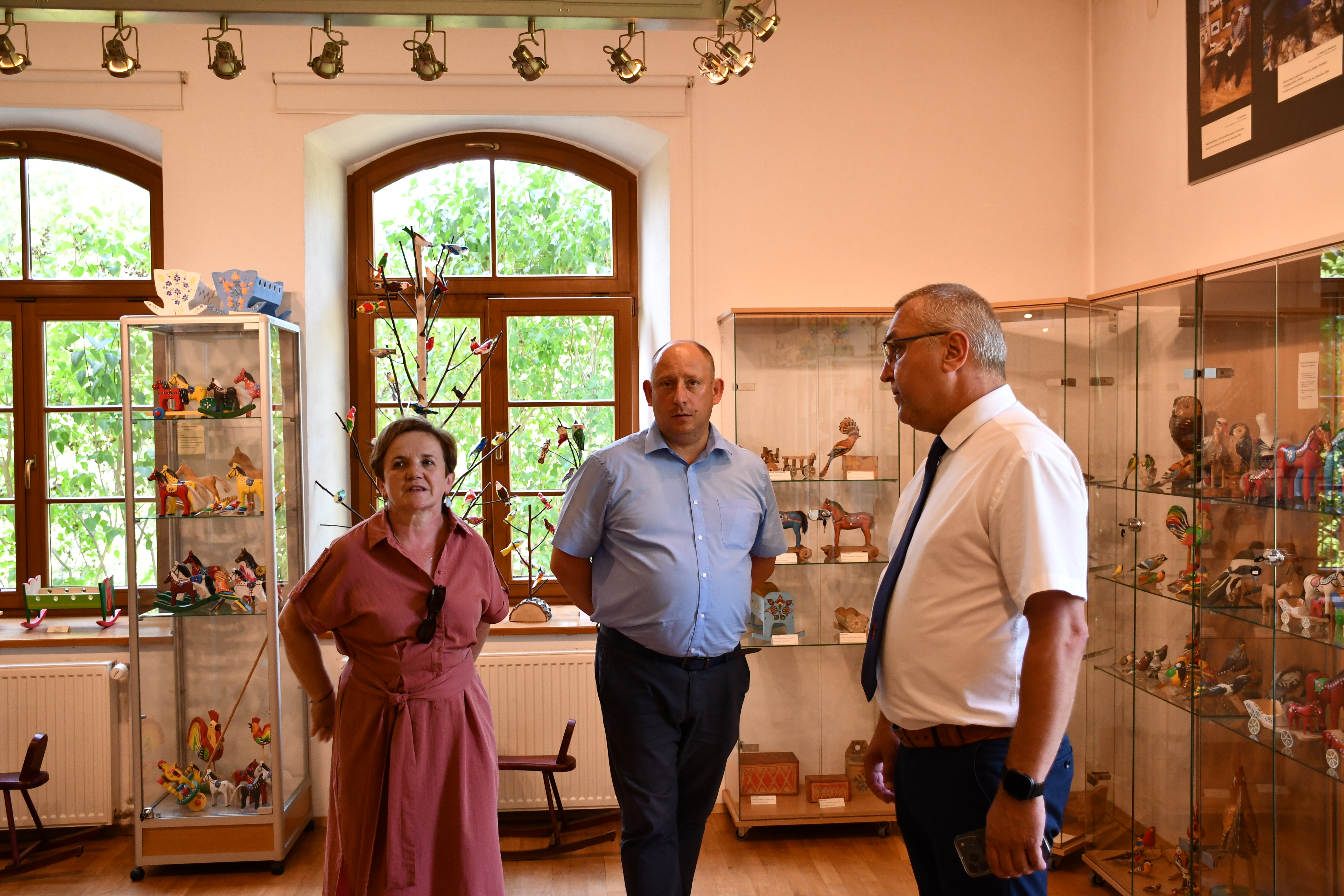 Obraz przedstawiający Wojewoda Małopolski z wizytą w Beskidzkim Centrum Zabawki Drewnianej