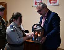 Obraz przedstawiający Betlejemskie Światło Pokoju trafiło do Wójta Gminy Stryszawa